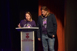 Presentació del vídeo del 25N a càrrec de la regidora de Gent Gran, Natalia Segura, i la tècnica Núria Claret.