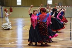 Exhibició de sevillanes a càrrec de la gent gran.