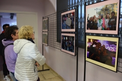 Un moment de la inauguració de l'exposició "Fotofeministes".