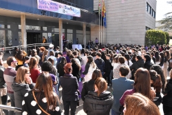 Acte central del 8M al davant de l'Ajuntament.