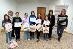 La regidora de Cultura i Festes, Mercè Jiménez i resposables de la Biblioteca amb alguns/es dels/de les participants en el concurs.