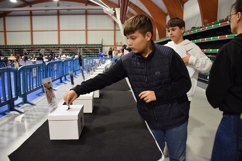 Un moment de les votacions a l'Assemblea Jove de 12 a 17 anys. (2023)