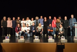 Foto de família amb les persones que han presentat candidatures a l'assemblea del +30 Kosmos de 2025, professionals municipals i la regidora de Participació Ciutadana, Mercè Jiménez.