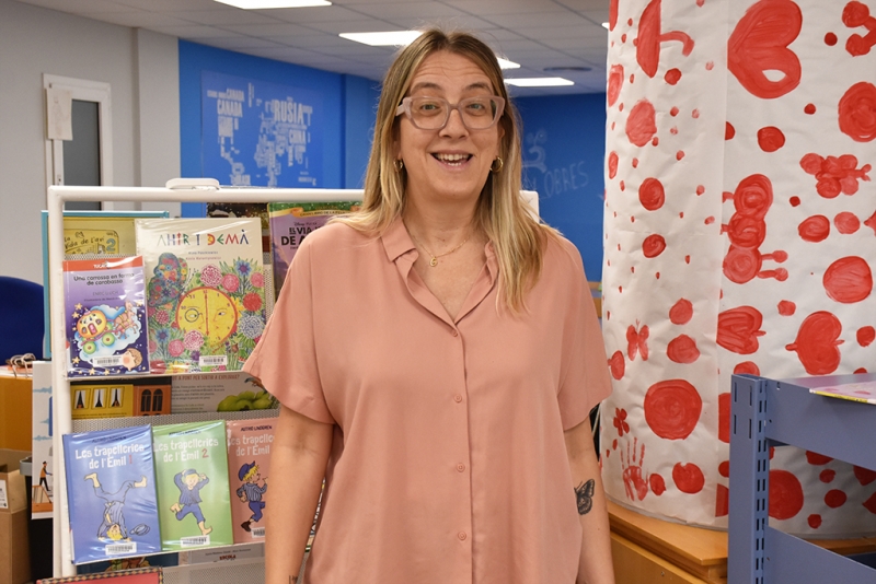 La bibliotecària Yolanda Martínez a l'equipament.