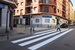 Pintura del pas de vianants entre el carrer de l'Estrella i el carrer de Jacint Verdaguer.