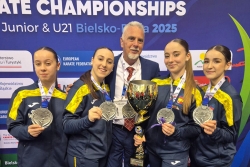 Judith Anguera (la segona començant per l'esquerra) amb el seu equip i un representant de la RFEK en acabar el Campionat d'Europa. (imatge: RFEK)