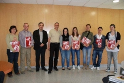 Alumnes i professors de l'IES Vinyes Velles, amb l'alcalde, Daniel Cortés, i el regidor d'Ensenyament, Antoni Aguilar