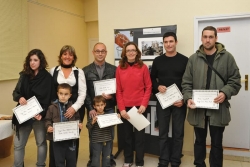 Representants dels guanyadors  del concurs acompanyats per la regidora de Cultura i Festes, Antonia Blanchart i de la regidora de Joventut,  Míriam Rubio