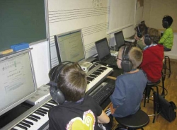 Alumnes de llenguatge musical de 7 i 8 anys realitzant un exercici d’dentificació de notes musicals
per Internet. Foto: Escola Municipal de Música, Dansa i Aula de Teatre