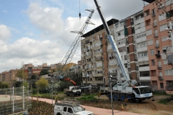 Desmantellament de la torre propera a l'edifici de l'Institut Vinyes Velles