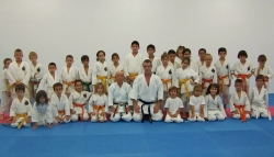 Alumnes del Club Karate Montornès amb el mestre Masayuki Kuninaga i el president de l'entitat, Luis López