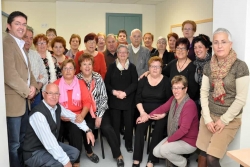 Foto de família de la cloenda del taller de memòria celebrat al Casal de la Gent Gran de Montornès Centre