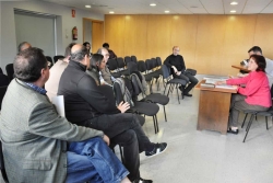 Un moment de la reunió celebrada a la Sala d'actes de l'Ajuntament