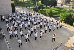 Sessió de gimnàstica als jardins de l'Ajuntament