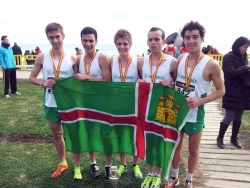 Els integrants de l’equip junior de cros del CA Montornès. (Foto cedida pel CA Atletisme)