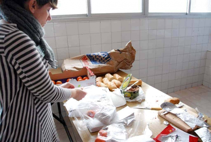 Preparació dels entrepans pels infants al menjador de l'escola Marinada