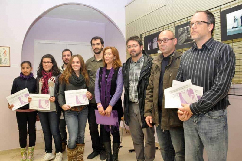 Quadre de guanyadors del II Concurs de Fotografia i Pintura del Dia de les Dones. (Al centre l'alcalde, J.A. Montero, i la regidora de Polítiques d'Igualtat M.Teresa Jiménez)