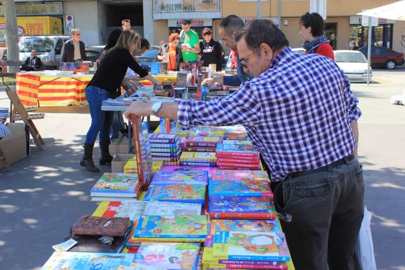 Parada de llibres aquest matí a la plaça de Pau Picasso