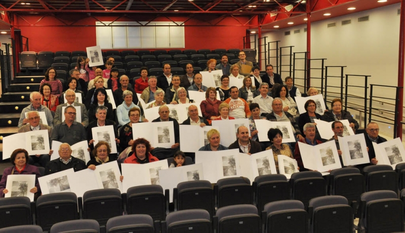 Foto de família d'algunes de les persones que han col·laborat amb l'Arxiu durant els darrers deu anys