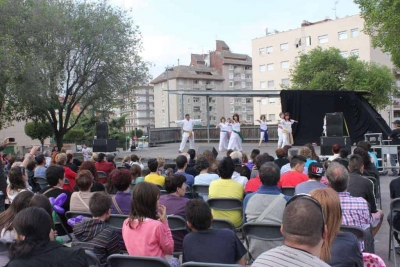 Demostració de ioga a la plaça de Pau Picasso