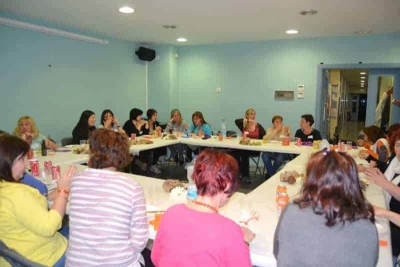 Sopar del grup participant al taller de riureteràpia (Foto cedida per ADIM)