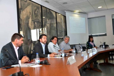 D'esquerra a dreta, el regidor delegat de l'Àrea d'Administració i Economia, Pascual López, l'alcalde, José A. Montero, acompanyats pels responsables tècnics de Promoció Econòmica i del Territori