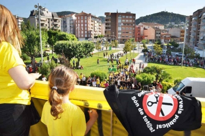 Punt de trobada als jardins de l'Ajuntament i lectura de manifestos contra les retallades i en defensa dels serveis públics 