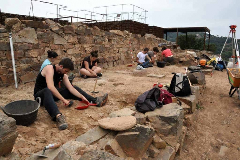 Els estudiants d'arqueologia excaven una de les habitacions laterals del jaciment