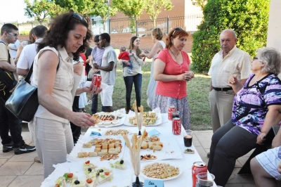 Els alumnes del mòdul d'auxiliar d'hoteleria van preparar l'aperitu que va tancar la festa de cloenda del curs