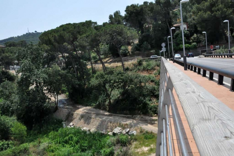 Vista de l'espai afectat per les obres des del pont sobre el riu Besòs