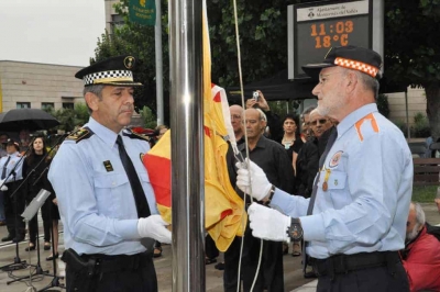 Moment en què l'inspector en cap de la Policia Local, Sergio Giménez, i el Cap de l'Associació de voluntaris de Protecció Civil, Pere Parera, han hissat la senyera