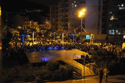 Els jardins de l'Ajuntament minuts abans de l'inici de les danses de les colles de geganters i de diables i del pregó