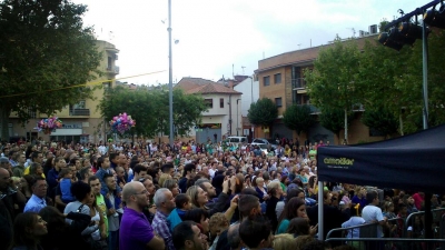 Demostració de dansa a la plaça de Pau Picasso