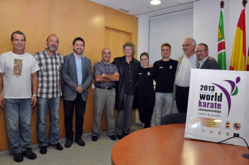 Al mig a la dreta, Maria López i Juan García, acompanyats pels representants municipals, del club i de la Federació Catalana de Karate