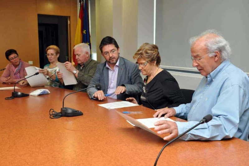 Lliurament dels fons recaptats pels casals de la Gent Gran a Càritas