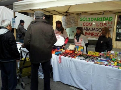 Treballadors de Panrico i representants de l'AVV del Centre de Montornès al Mercat setmanal 