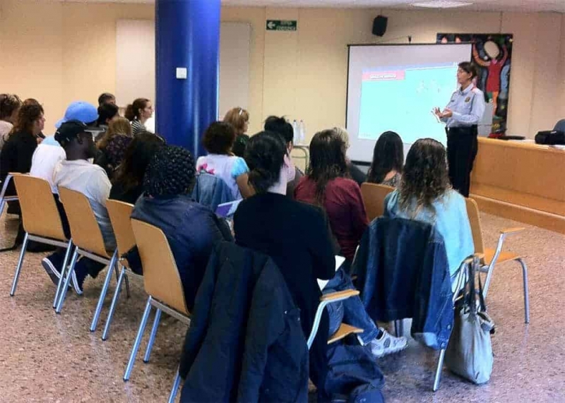 Sessió de treball sobre la MGF a la Biblioteca (Imatge d'arxiu)