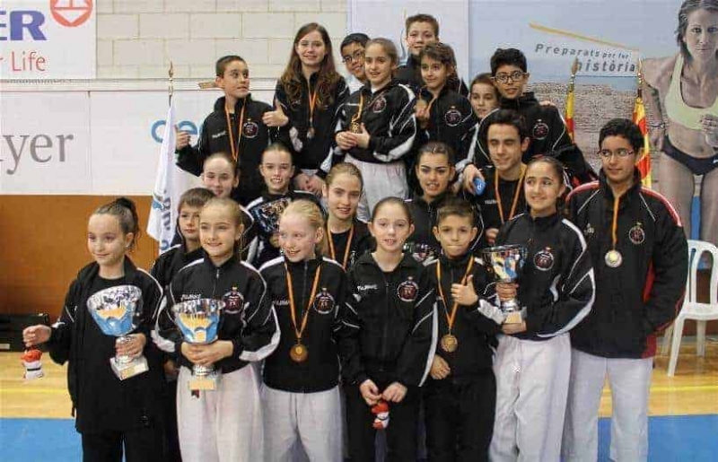 Karateques participants en el Campionat de Catalunya benjamí, aleví, infantil i juvenil (Foto: Club karate Montornès)