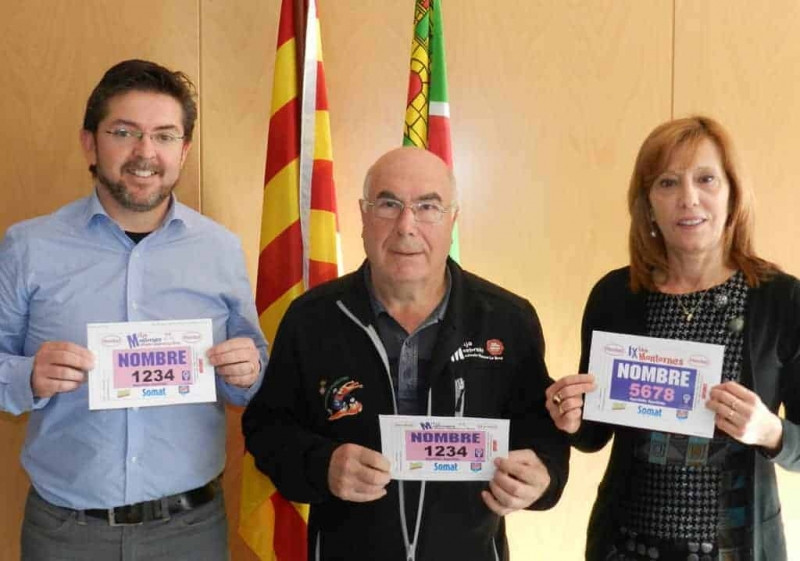 L'alcalde, José A. Montero, el President CA Montornès, Fernando Izaguirre i la regidora de Polítiques d'Igualtat, Mª Teresa Jiménez, amb el dorsal (Foto: CE Montornès Atletisme)