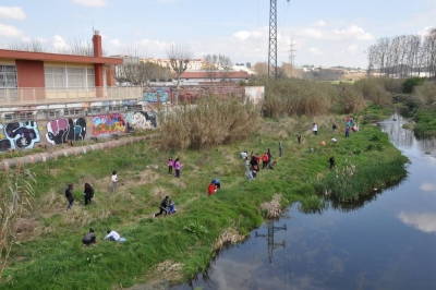 Alumnes de Marinada a la llera del riu