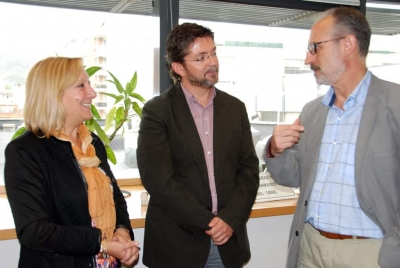 De dreta a esquerra, la regidora de Serveis Socials Ana Díaz, l'alcalde de Montornès José A. Montero i l'alcalde de Mollet, Josep Monràs