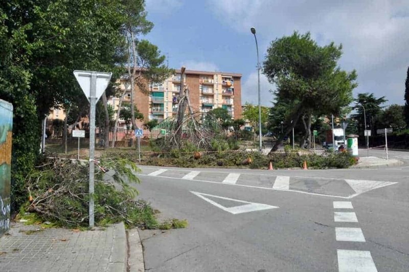 Cruilla del carrer de les Tres Creus i l'avinguda del Riu Mogent