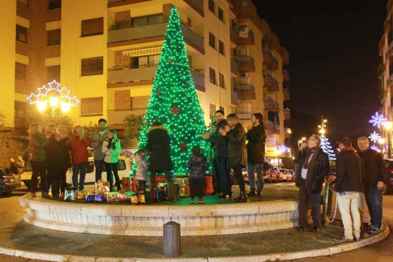 El moment de l'encesa dels llums de Nadal a la plaça de la Font