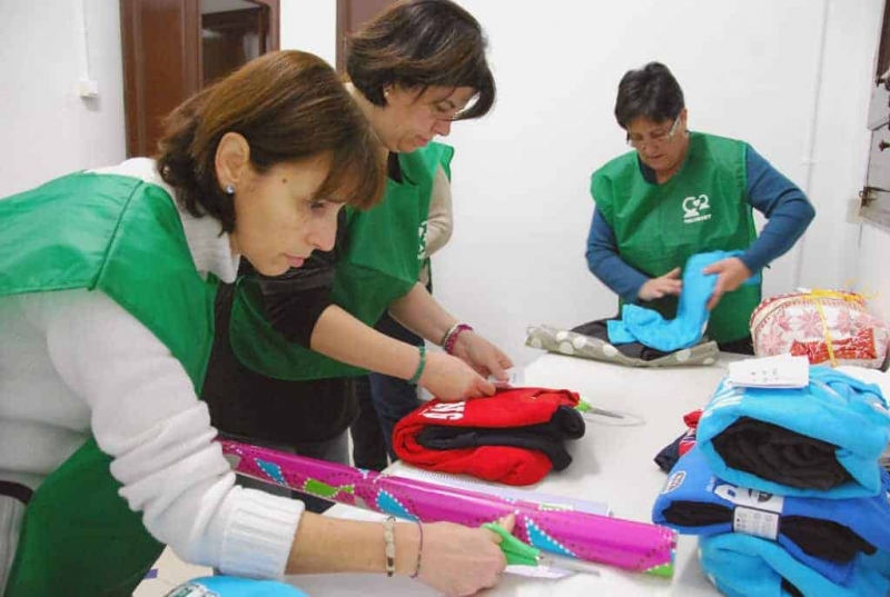 Persones voluntàries de Volumont preparen els obsequis de la campanya "Un somriure per a tothom"