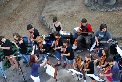 Actuació d'alumnes de l'Escola Municipal de Música als jardins de Can Xerracan (Imatge d'arxiu)