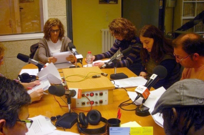 Alumnes dels cursos de català i participants al darrer programa Voluntaris per la llengua en una gravació 