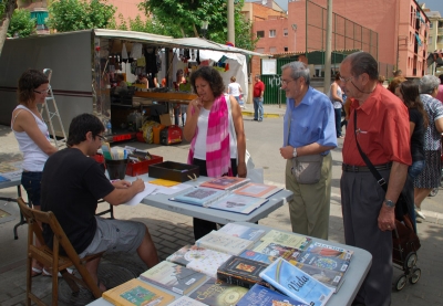 La Biblioteca Municipal surt al mercat