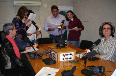 Alumnes dels cursos de català i participants del programa Voluntaris per la llengua en una gravació a Ràdio Montornès