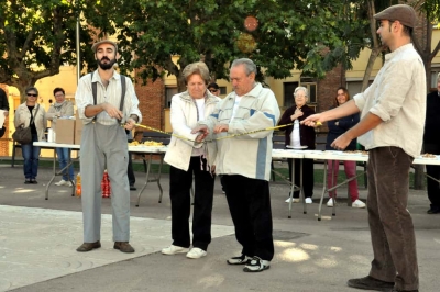 El Manolo i la Lola han tallat una cinta per "inaugurar" 50 anys després el barri de Montornès Nord, acompanyats pels membres d'Argot Teatre