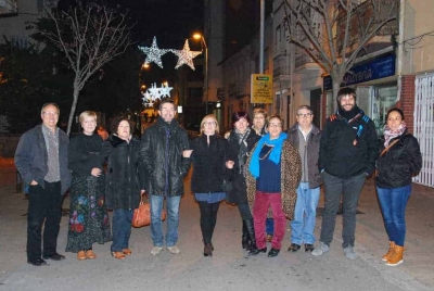 Foto de grup en el moment de l'encesa dels llums nadalencs al carrer Major